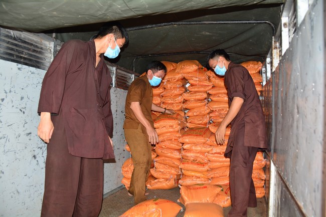 Continuing to support people in need in the Covid-19 pandemic of Hoang Phap Pagoda (series 4)